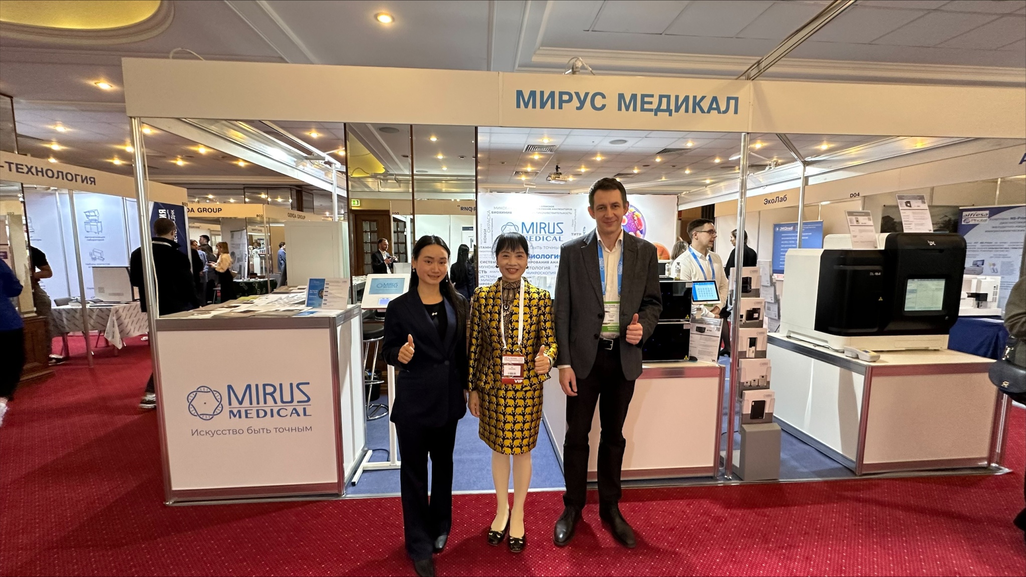 Китайцы на стенде.jpeg