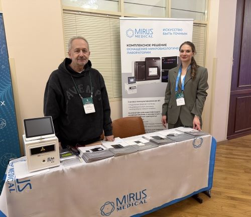 ВАЛЕРИЙ И СТЕНД.jpg